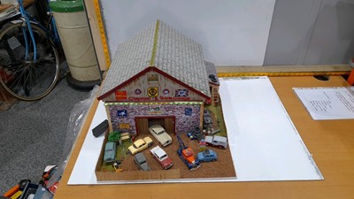 Lot 93 - DIORAMA GARAGE & VEHICLES