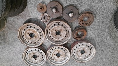 Lot 9 - MORGAN 4 / 5 WHEELS + HUBS BACK PLATES AND SHOES