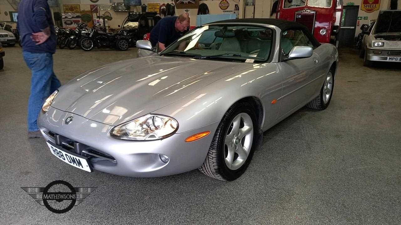 Lot 213 - 1999 JAGUAR XK8 CONVERTIBLE AUTO
