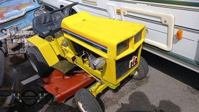 Lot 262 - RIDE ON LAWNMOWER WITH TRAILOR