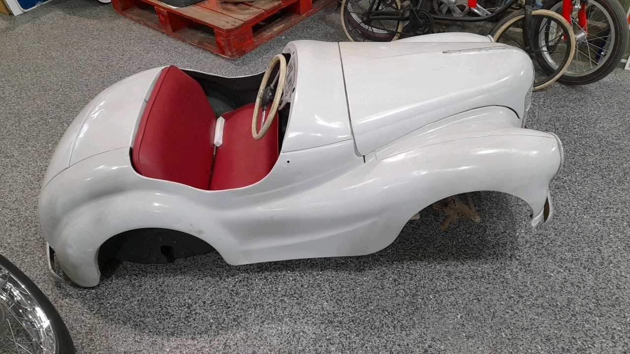 Lot 17 - J40 PEDAL CAR WHITE