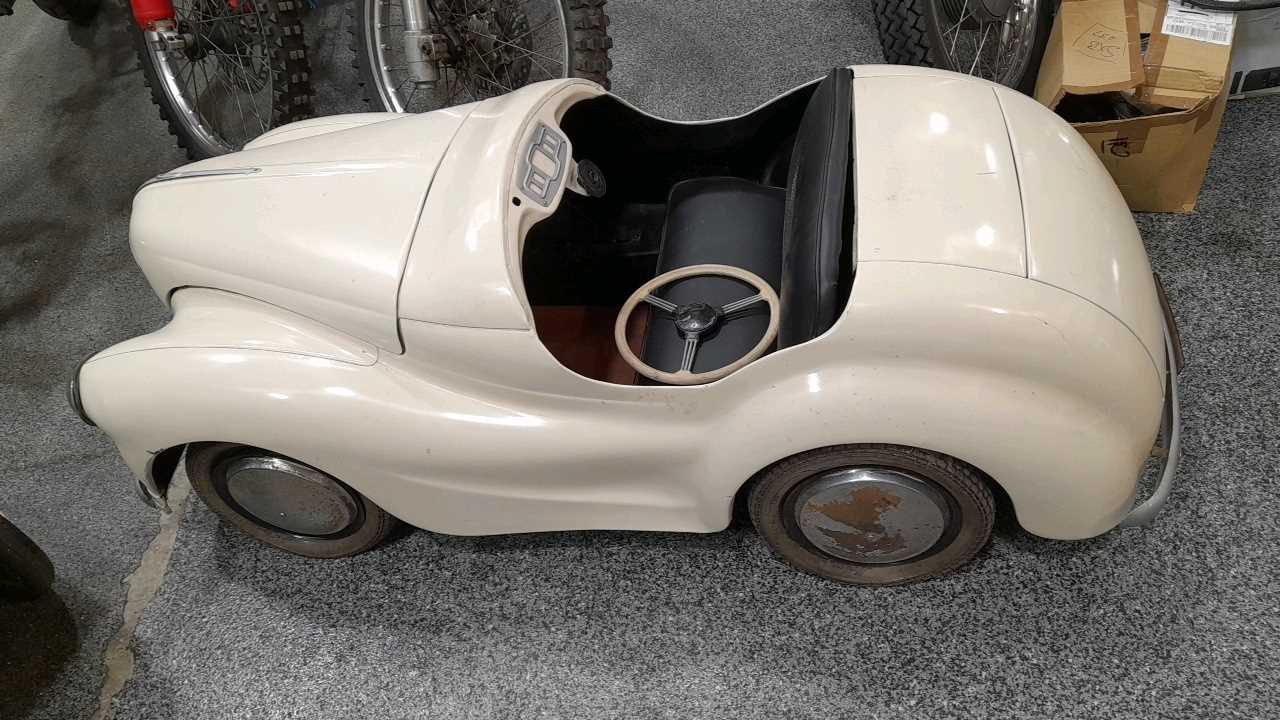 Lot 121 - J40 PEDAL CAR CREAM