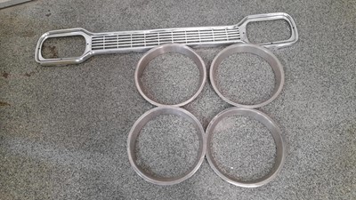 Lot 579 - ESCORT MK1 GRILL AND 4 WHEEL TRIM EMBELLISHERS