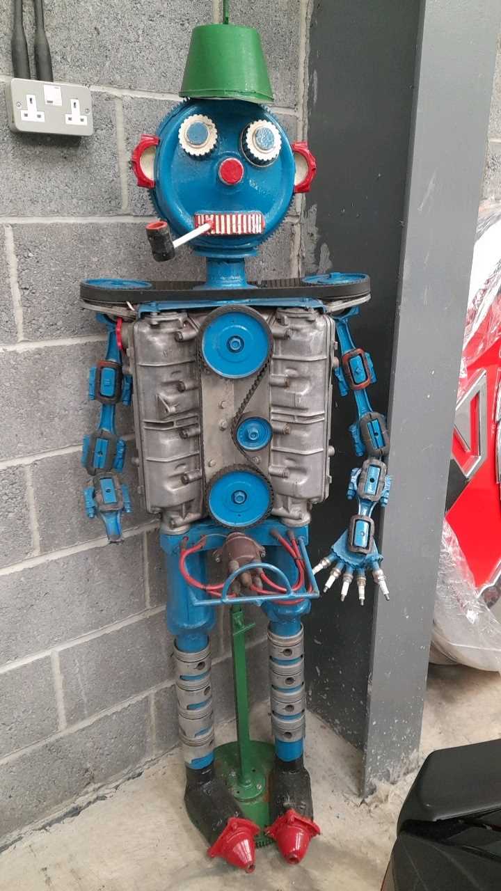 Lot 10 - CAR PARTS ENGINE ROBOT