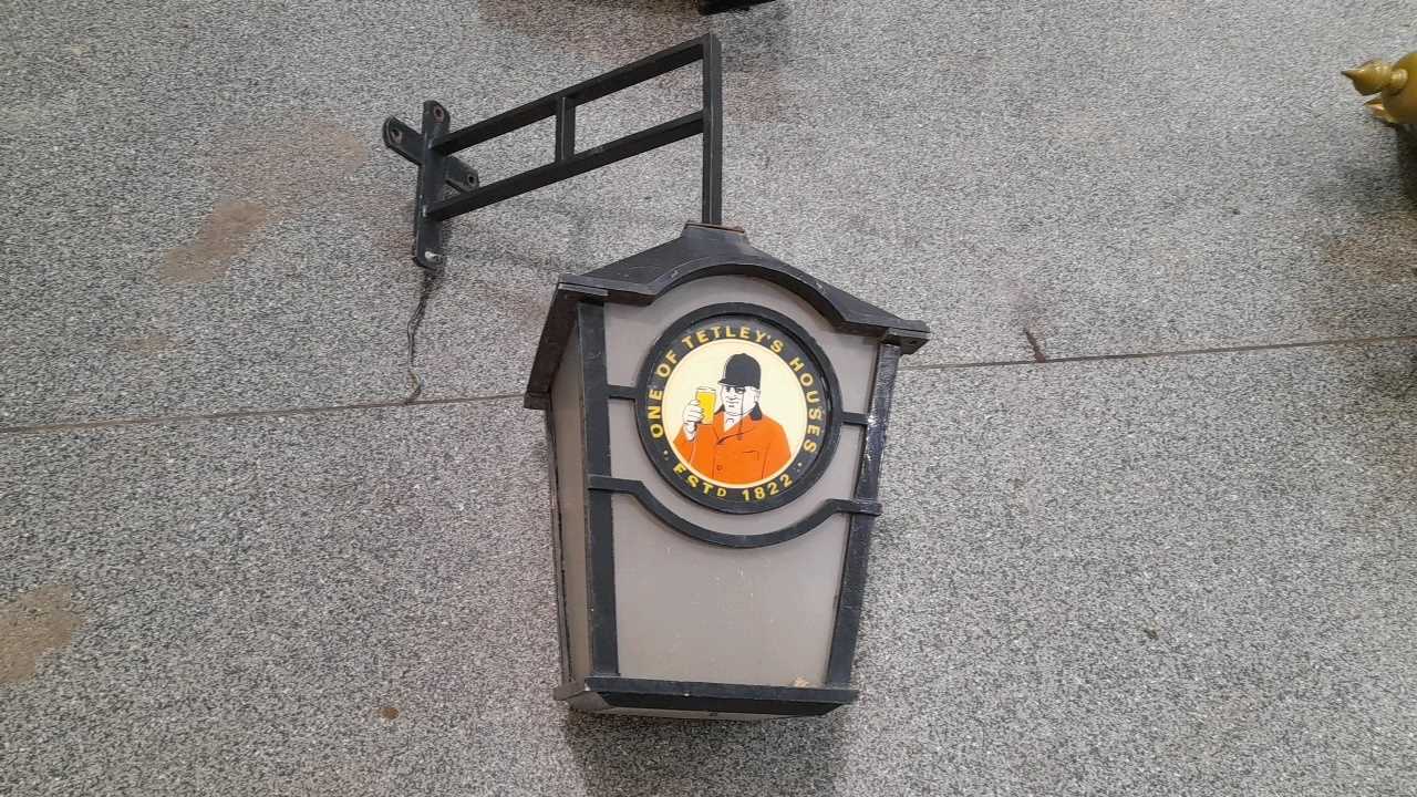 Lot 160 - TETLEY WALL MOUNTED LIGHT