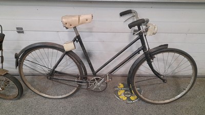 Lot 163 - 2X BICYCLES  1X HALFORDS LADIES & 1X RALEIGH TOMOHAWK
