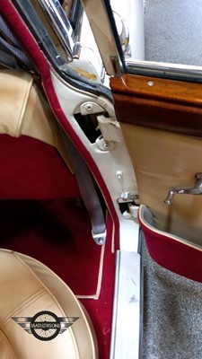 Lot 23 - 1963 JAGUAR MK II 2.4/240