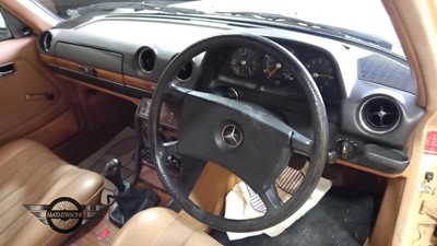 Lot 116 - 1982 MERCEDES 200