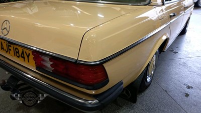 Lot 116 - 1982 MERCEDES 200