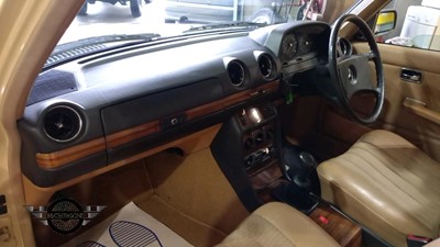 Lot 116 - 1982 MERCEDES 200