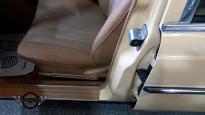 Lot 116 - 1982 MERCEDES 200
