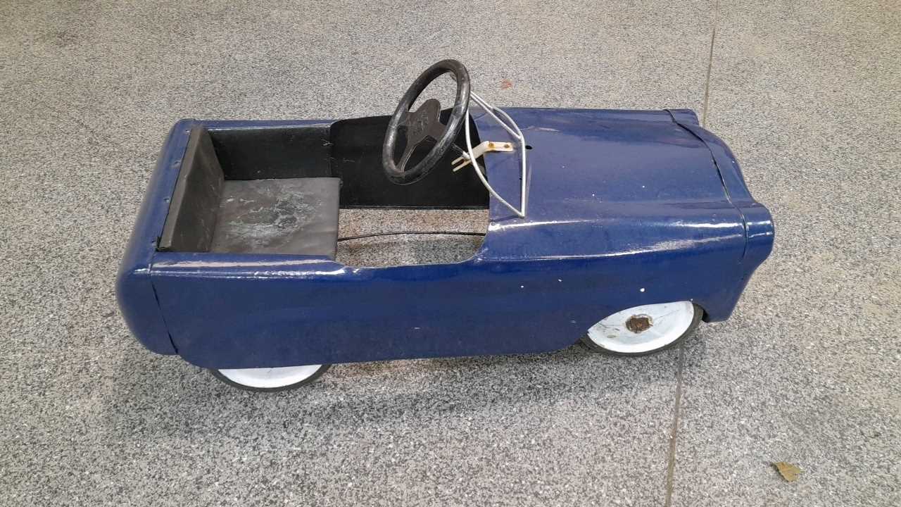 Lot 152 - BLUE CHILDS TIN PEDAL CAR