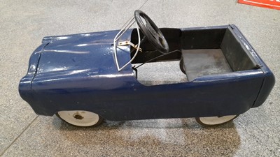 Lot 152 - BLUE CHILDS TIN PEDAL CAR