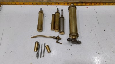 Lot 170 - 4X BRASS GREASE GUNS & SCREWDRIVER KIT