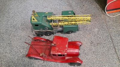 Lot 59 M - 1X TRIANG BEDFORD TOW TRUCK & 1X TIN CRANE