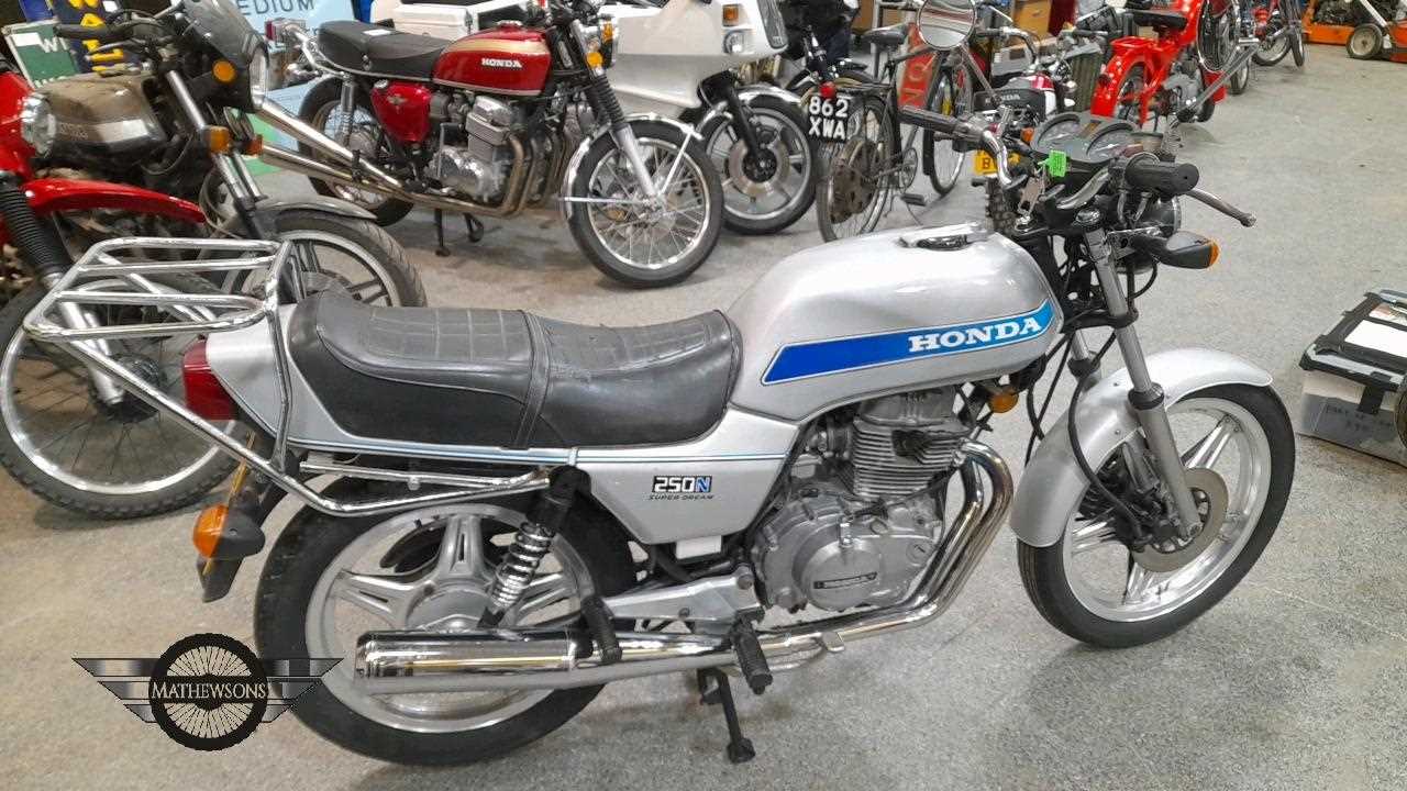 Lot 144 - 1982 HONDA 250 SUPERDREAM