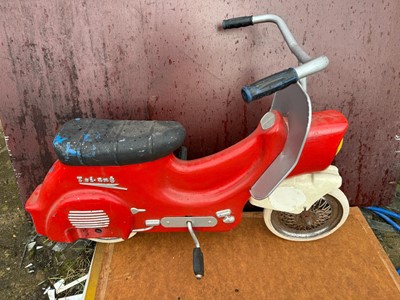 Lot 83 - TRI-ANG 1930'S PEDAL SCOOTER