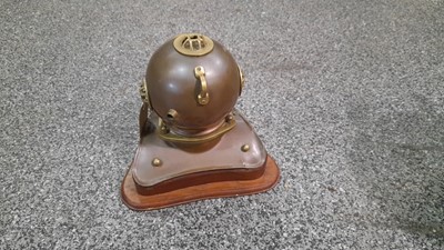 Lot 160 - DIVERS HELMET CLOCK