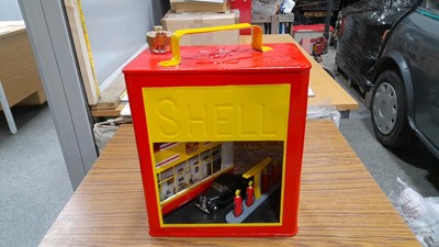 Lot 194 - SHELL DIORAMA PETROL CAN