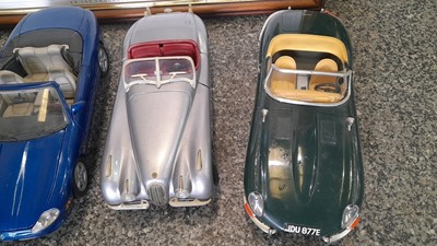 Lot 101 - JAGUAR FRAMED PRINT & SELECTION OF 1-18 SCALE JAGUAR MODELS