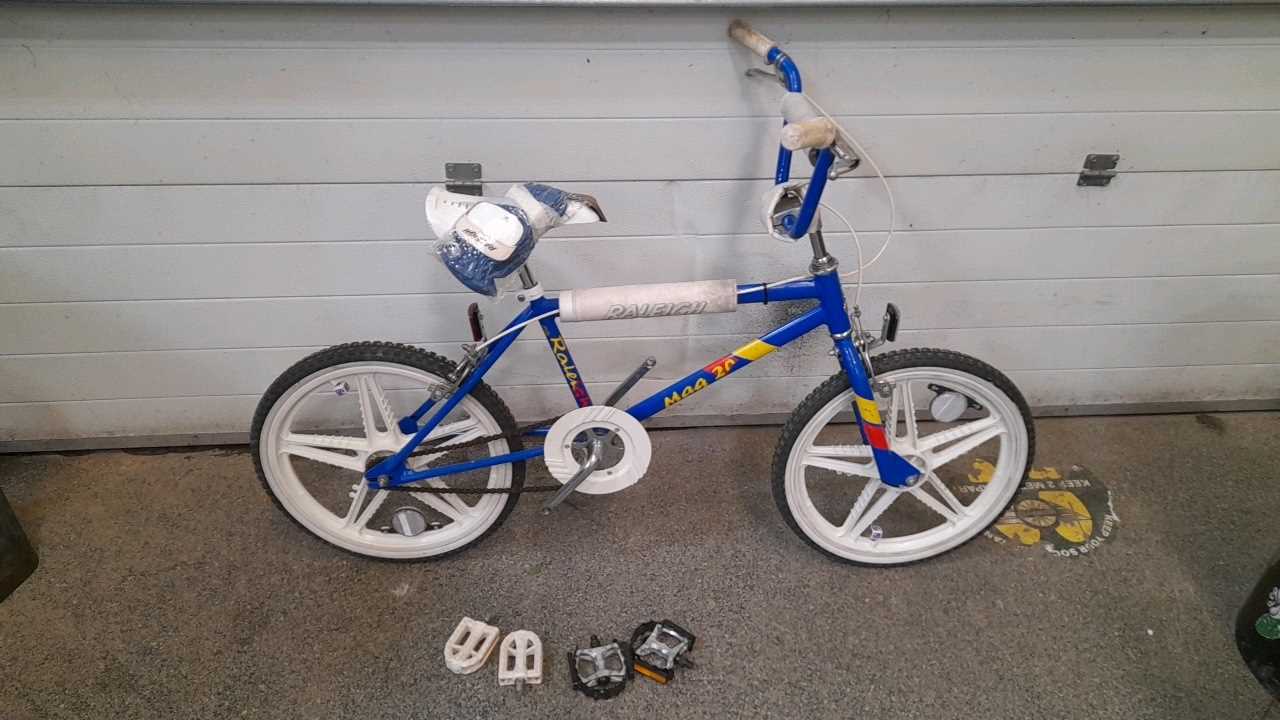 Lot 83 - RALEIGH MAG 20
