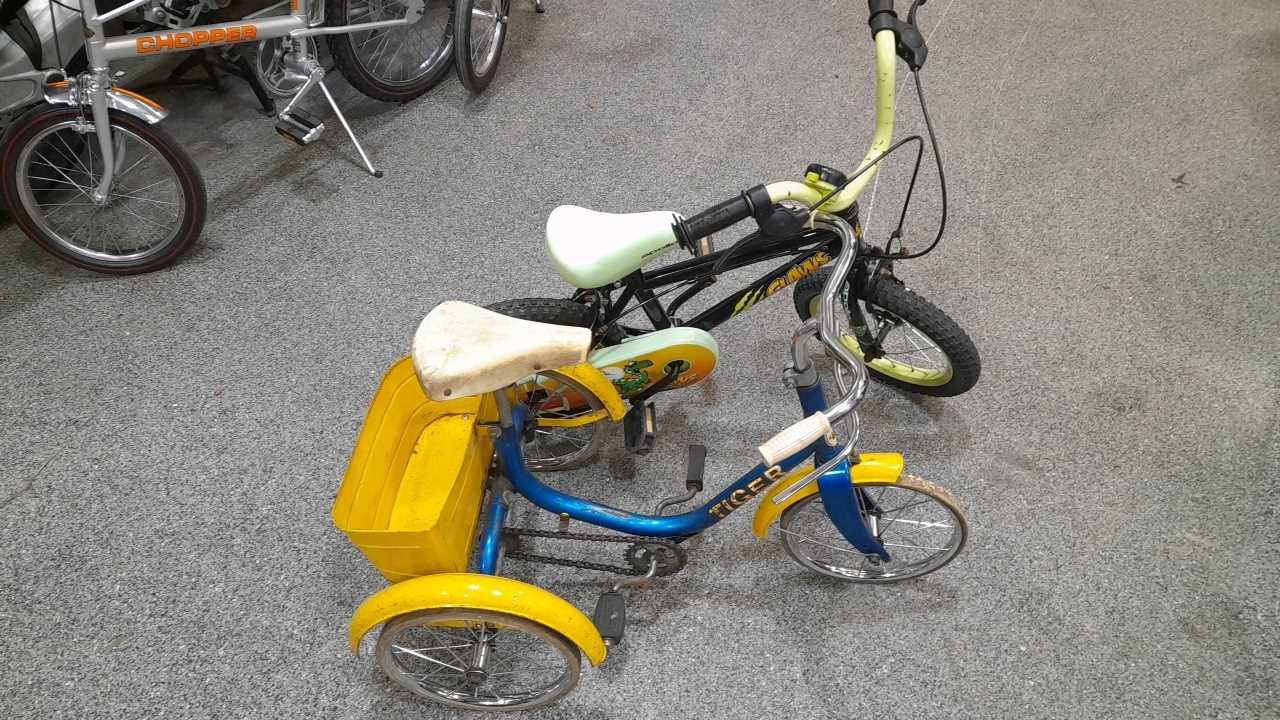 Lot 136 - RALEIGH TIGER 1960'S TRIKE & SMALL BIKE