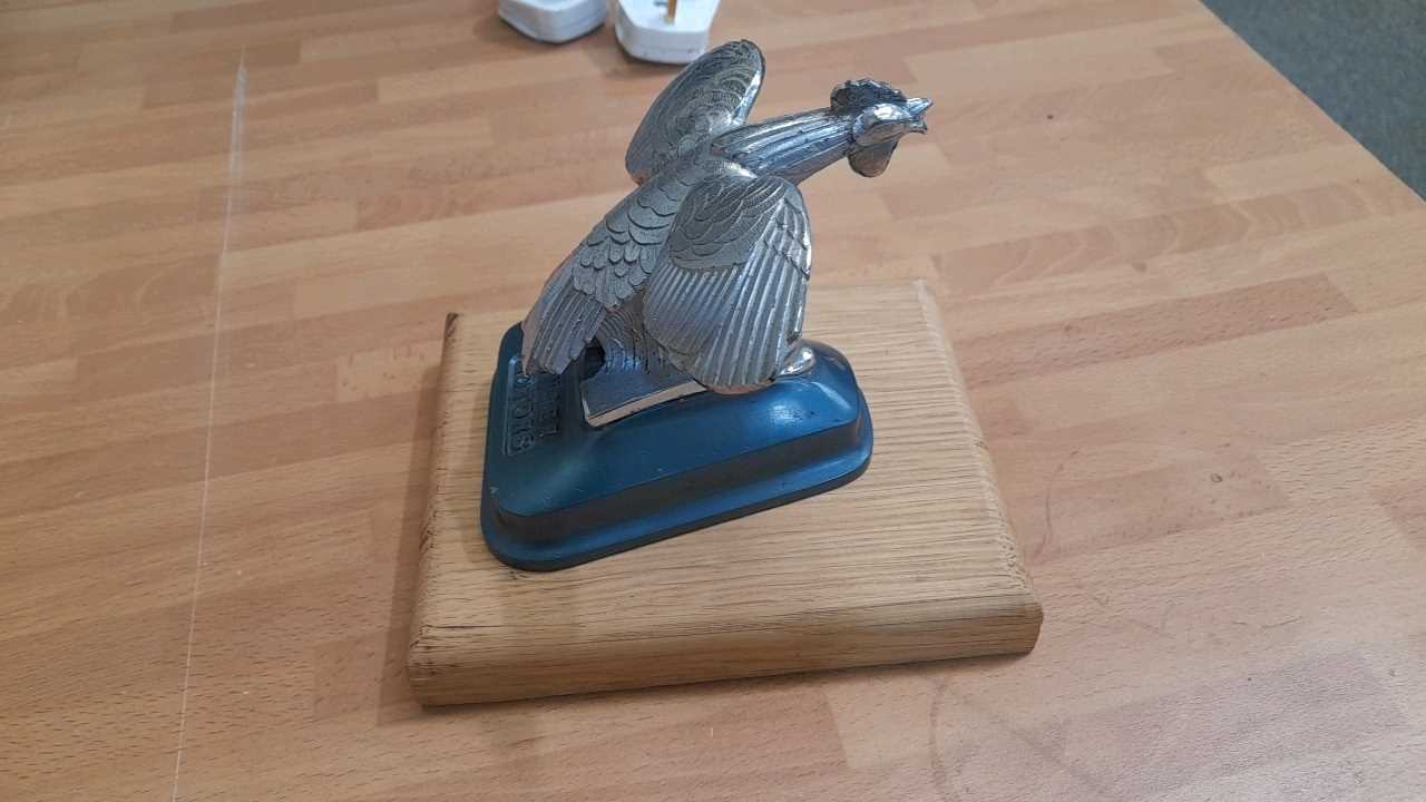 Lot 13 - SINGER MOTORS BONNET MASCOT MOUNTED ON OAK PLINTH 82072