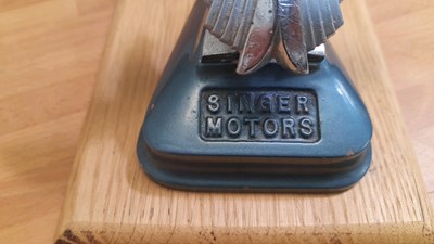 Lot 13 - SINGER MOTORS BONNET MASCOT MOUNTED ON OAK PLINTH 82072