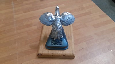 Lot 13 - SINGER MOTORS BONNET MASCOT MOUNTED ON OAK PLINTH 82072