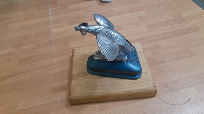 Lot 13 - SINGER MOTORS BONNET MASCOT MOUNTED ON OAK PLINTH 82072