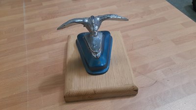 Lot 13 - SINGER MOTORS BONNET MASCOT MOUNTED ON OAK PLINTH 82072