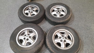 Lot 837 - 4 X LAND ROVER DISCOVERY ALLOY WHEELS & TYRES 235/ 70 R16 106T