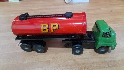 Lot 881 - TIN PLATE BEDFORD PETROL TANKER SHELL/BP