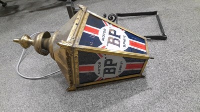 Lot 143 - VINTAGE STYLE BP MOTOR SPIRIT BRASS LAMP & WALL BRACKET 26" TALL