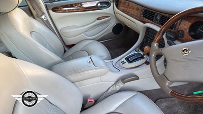 Lot 138 - 1998 DAIMLER SUPER V8 AUTO