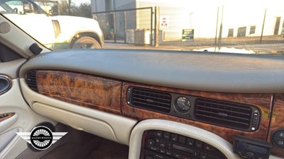 Lot 138 - 1998 DAIMLER SUPER V8 AUTO