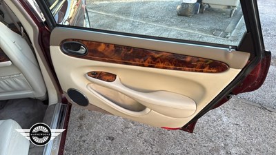 Lot 138 - 1998 DAIMLER SUPER V8 AUTO