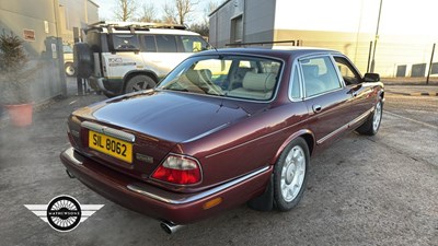Lot 138 - 1998 DAIMLER SUPER V8 AUTO