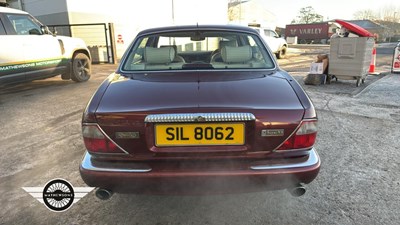 Lot 138 - 1998 DAIMLER SUPER V8 AUTO