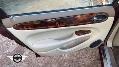 Lot 138 - 1998 DAIMLER SUPER V8 AUTO