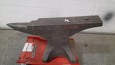 Lot 813 - LARGE BLACKSMITH ANVIL