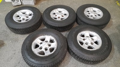 Lot 385 - SET OF 5 2005 LAND ROVER DEFENDER WHEELS & TYRES