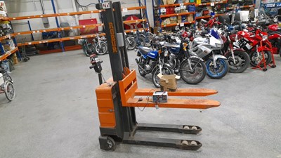 Lot 241 - ROBUR ELECTRIC FORK LIFT , TYPE B691500 1000KG LIFT