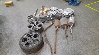 Lot 665 - FORD PARTS BUNDLE