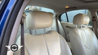 Lot 636 - 2001 JAGUAR S-TYPE V8 AUTO