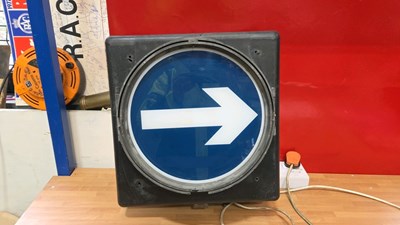 Lot 839 - LIGHT UP TRAFFIC ARROW SIGNAL