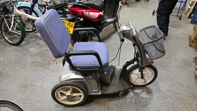 Lot 841 - 1988 BOOSTER TOWN & COUNTRY 3 WHEELED MOBILITY SCOOTER