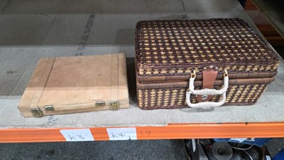 Lot 877 - PICNIC BASKET & SUEDE BACK GAMMON SET