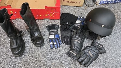 Lot 855 - MOTOR CYCLE HELMET, BOOTS & GLOVES