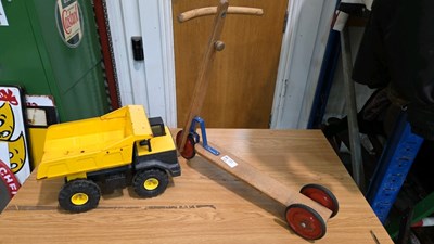 Lot 789 - TONKA TIPPER TRUCK & WOODEN SCOOTER